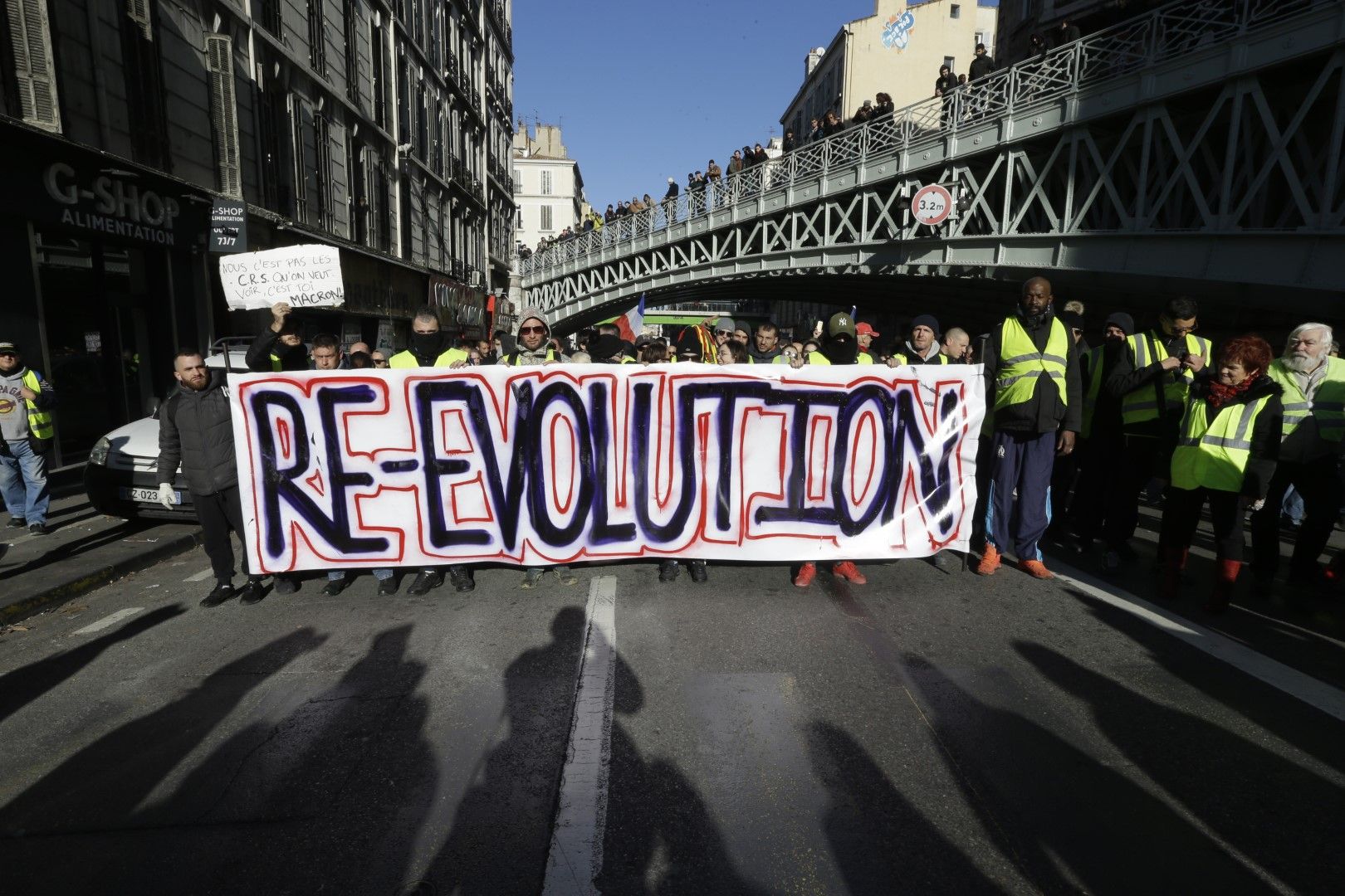 Хиляди протестиращи излязоха по улиците на френската столица