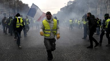 Сблъсъци и сълзотворен газ в центъра на Париж (видео+снимки)