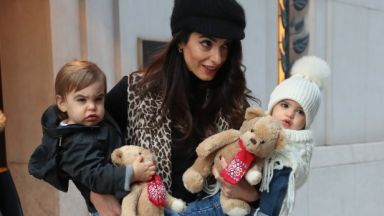 Амал Клуни се появи с близнаците в Ню Йорк