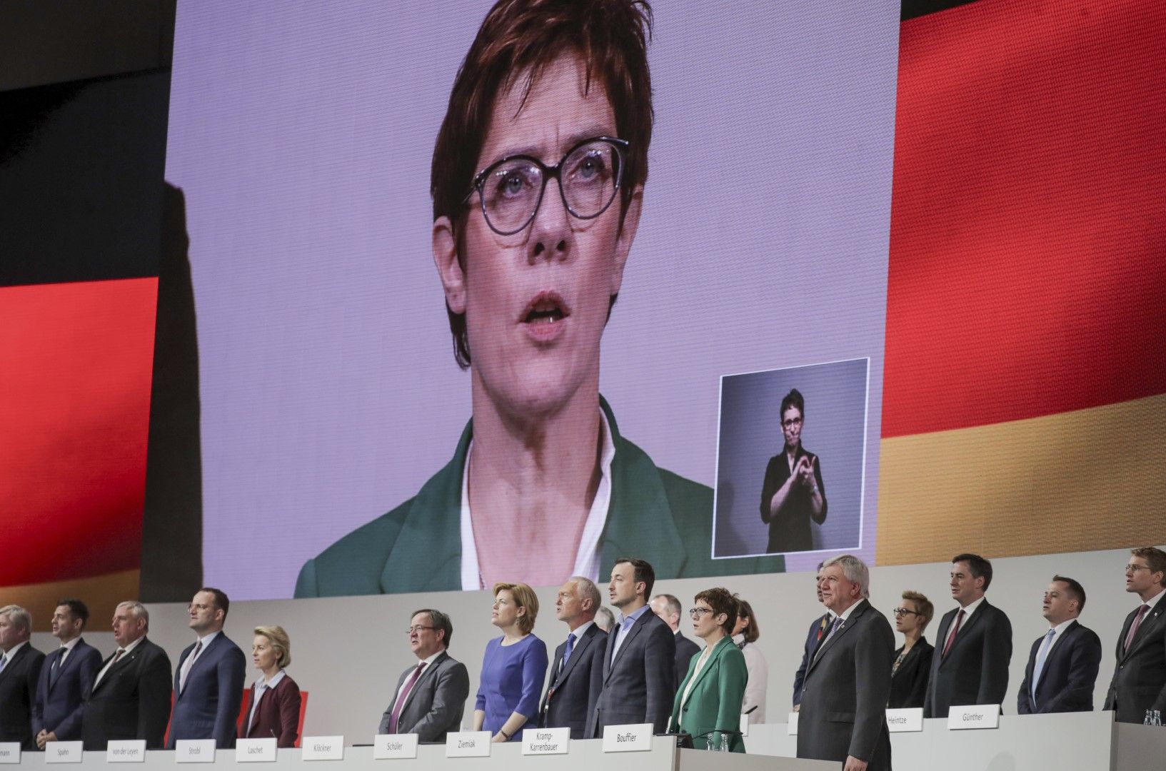 Анегрет Крамп-Каренбауер наследи Ангела Меркел на лидерския пост на ХДС и се готви да поеме и канцлерския пост след края на мандата на Ангела Меркел през 2021 г.