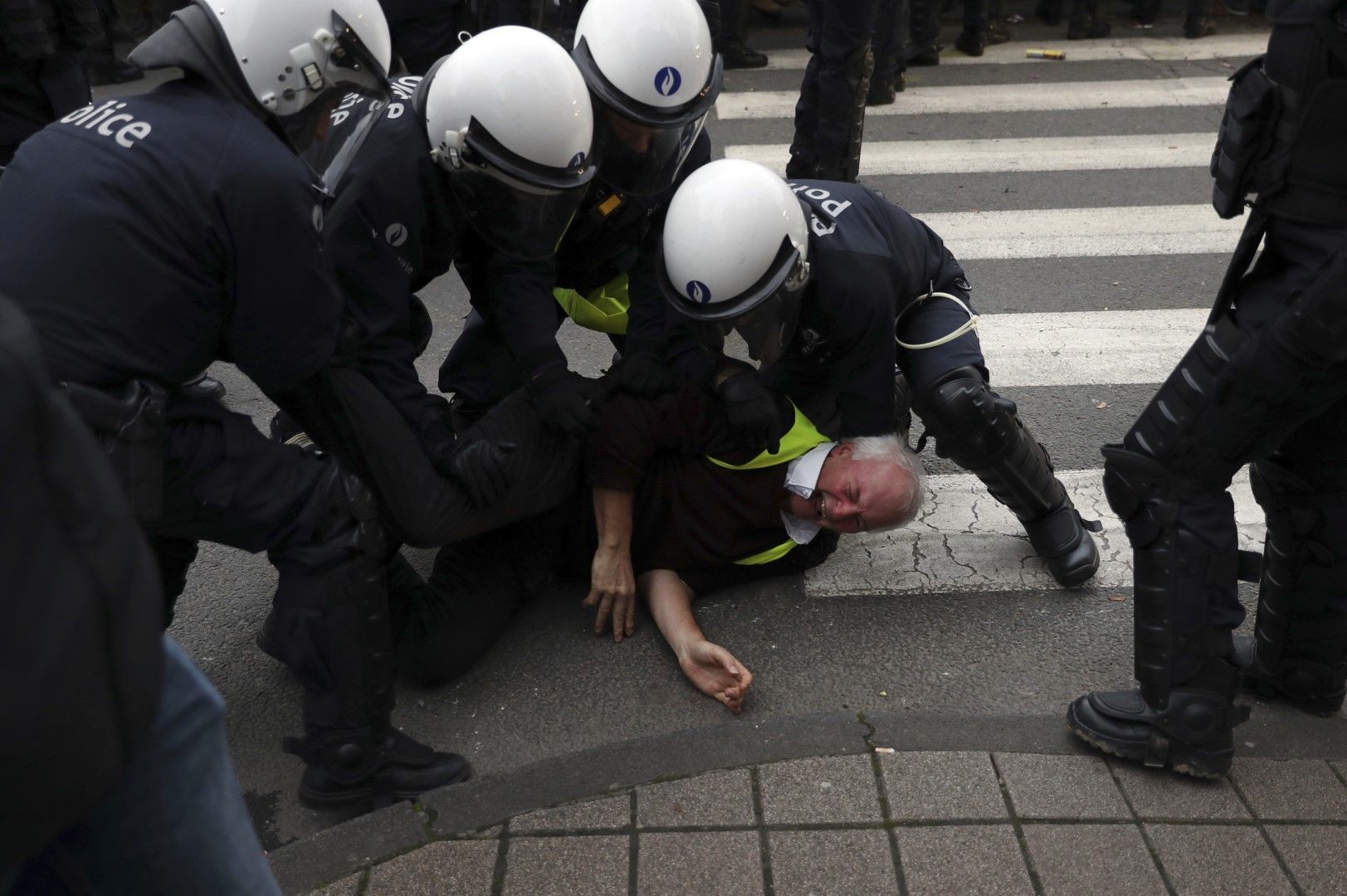 Свален на земята протестиращ в белгийската столица