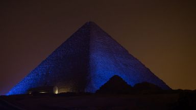 Властите разследват видео с гола двойка, снимала се на върха на Хеопсовата пирамида
