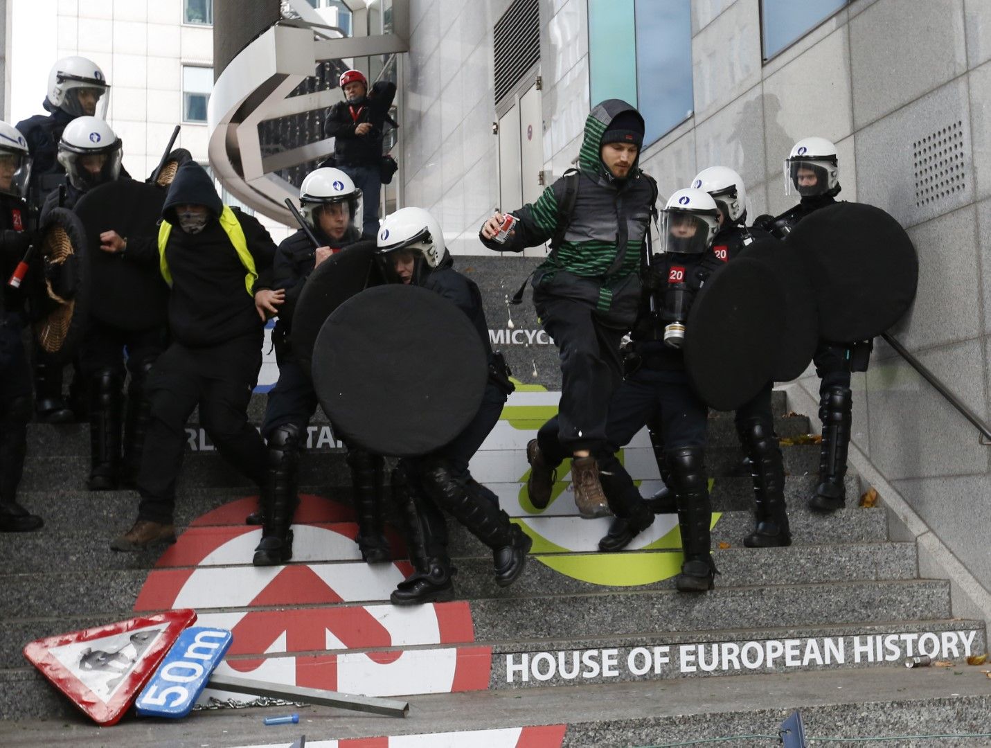 Полиция срещу протестиращи пред Дома на европейската история в Брюксел