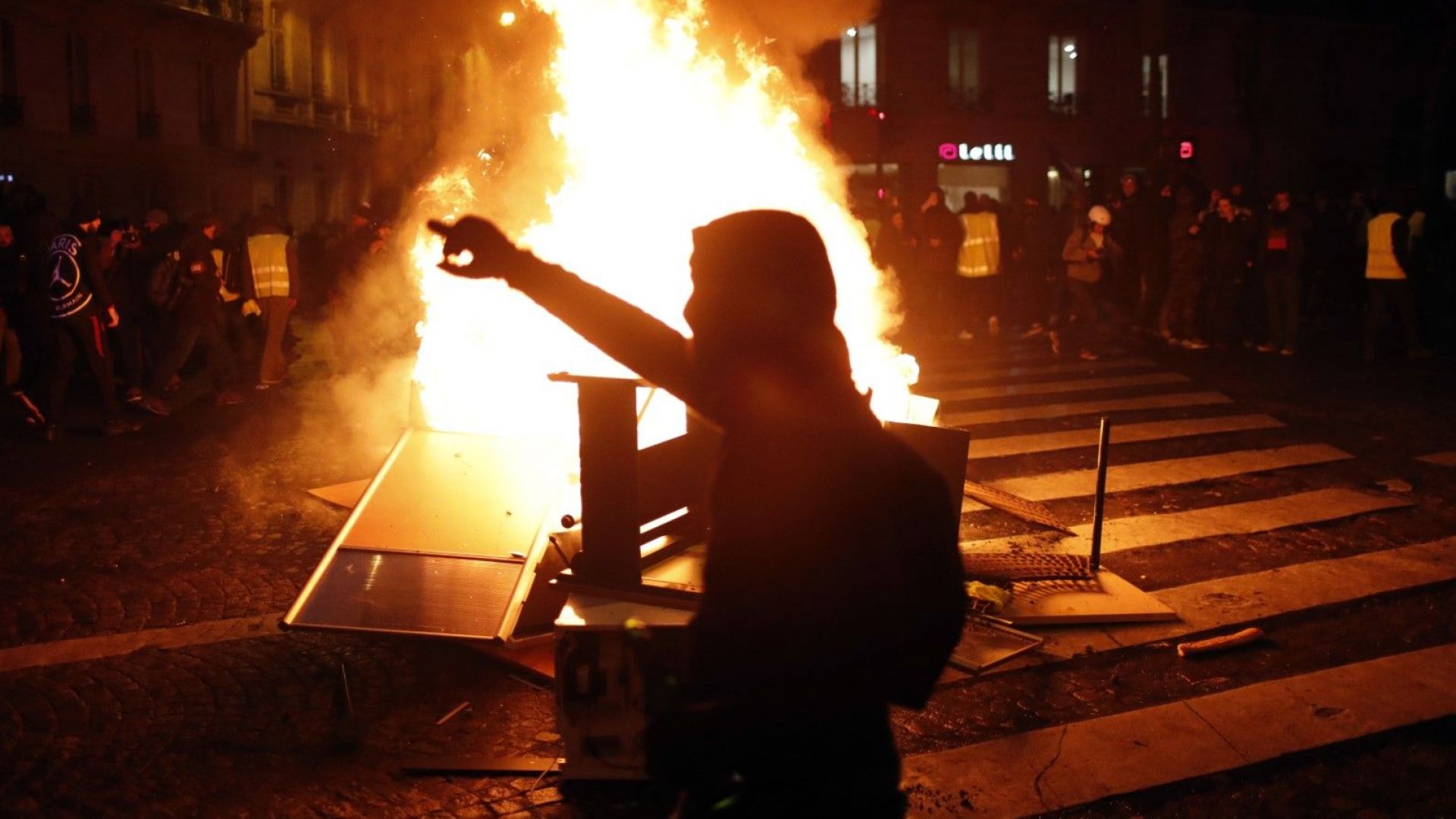 Най малко 55 души включително трима полицаи и жандармеристи пострадаха днес