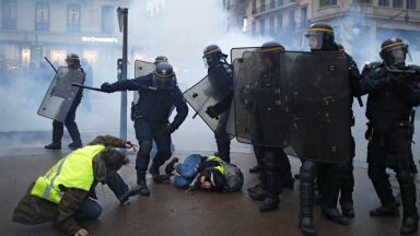 Протестите на "жълтите жилетки" удрят по френската икономика