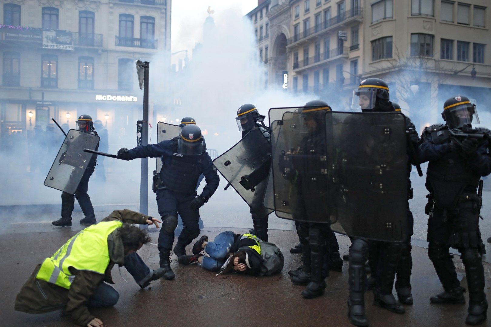 Участници във френското движение на "жълтите жилетки" масово излязоха вчера по улиците за четвърта поредна седмица