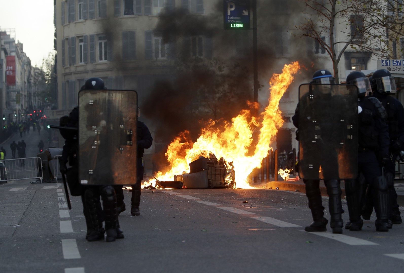Огнени барикади на протеста на жълтите жилетки в Марсилия