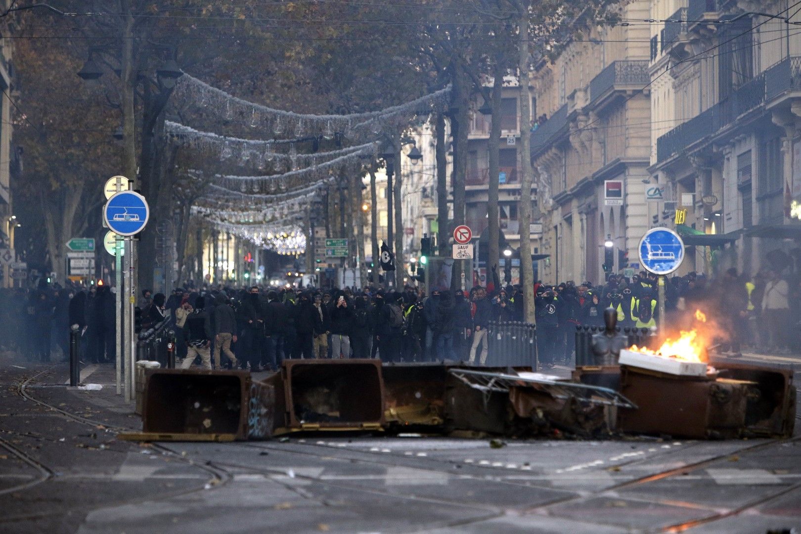 Демонстранти стоят зад "барикадите" в Марсилия