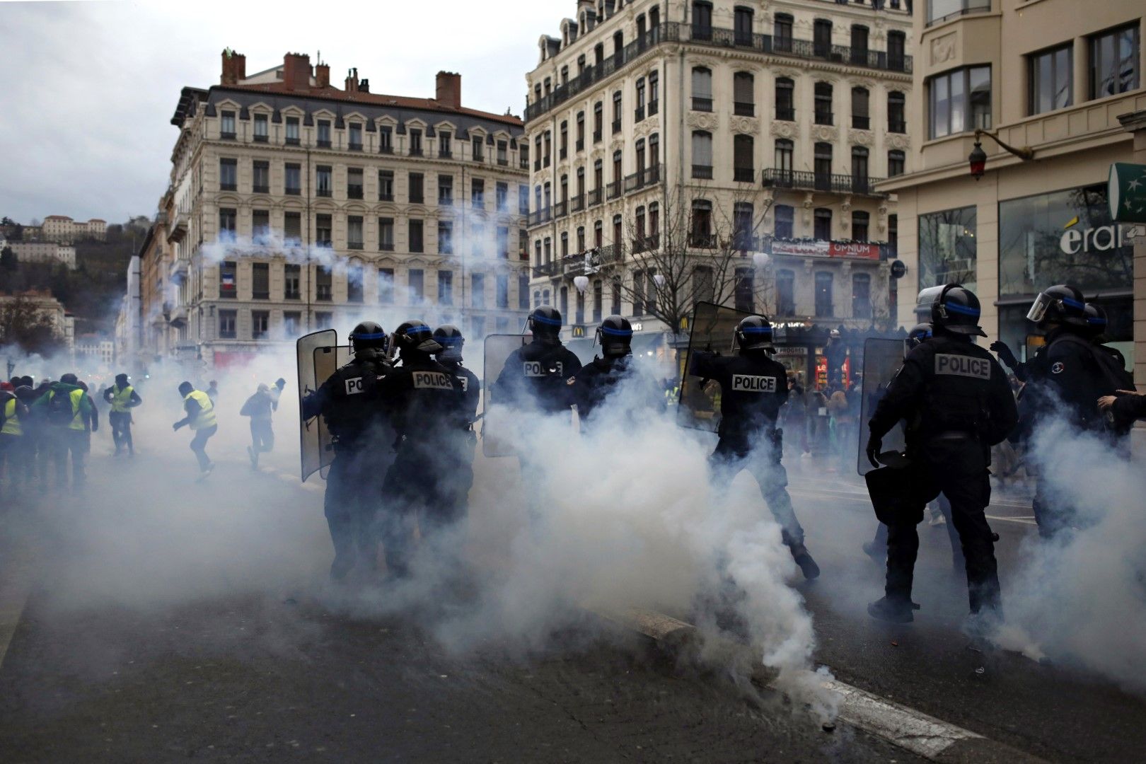 Полиция и протестиращи се обстрелват с димки в центъра на Лион 