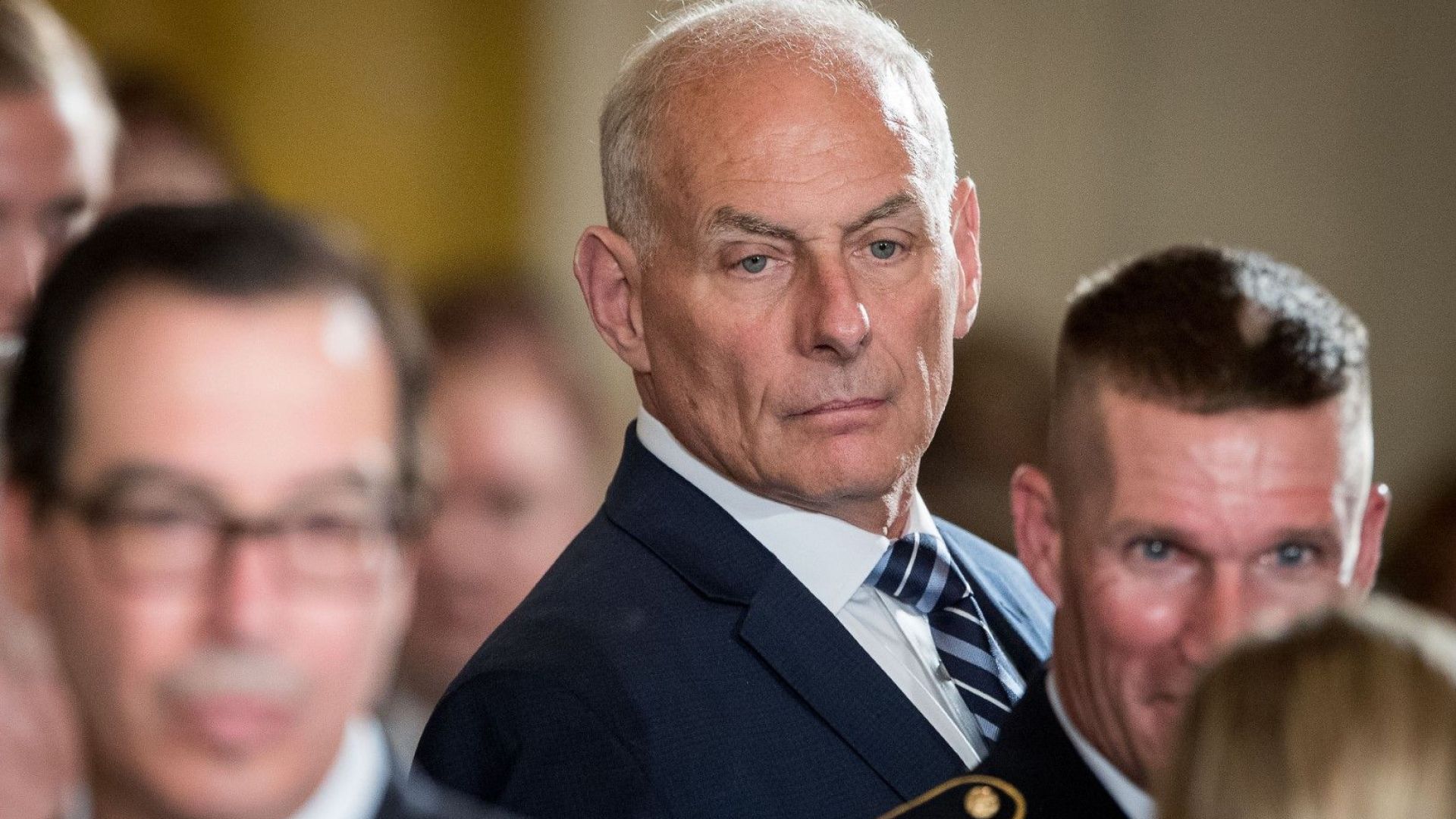 Началникът на канцеларията на Белия дом Джон Кели в средата