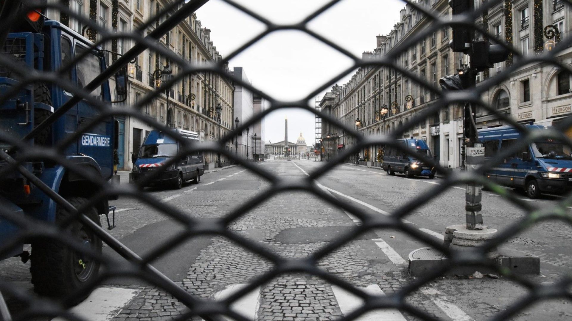 Парижките паметници отново се отворени за посещение чистачите са по
