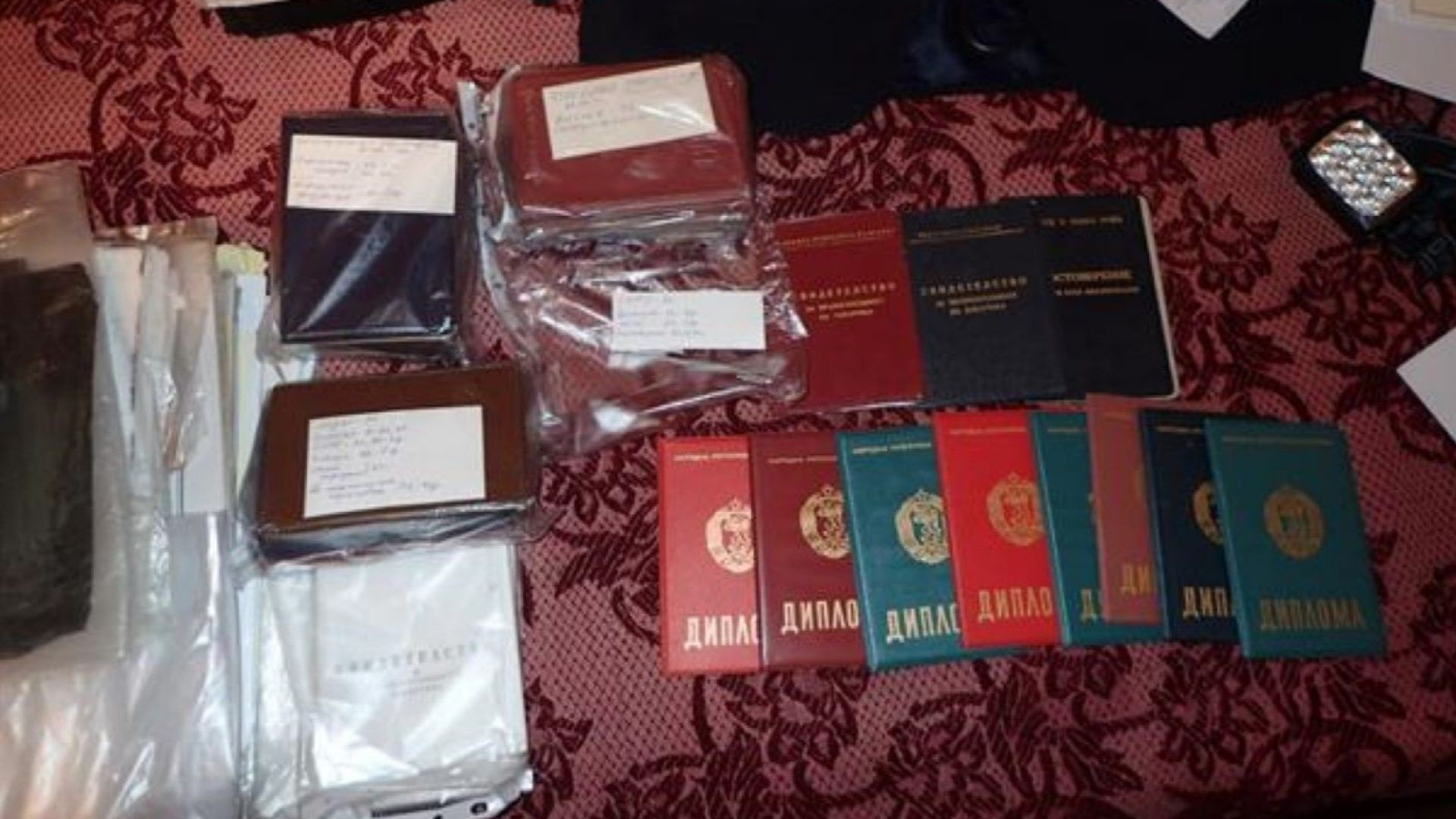 Незаконна печатница за документи е разкрита при полицейска операция в