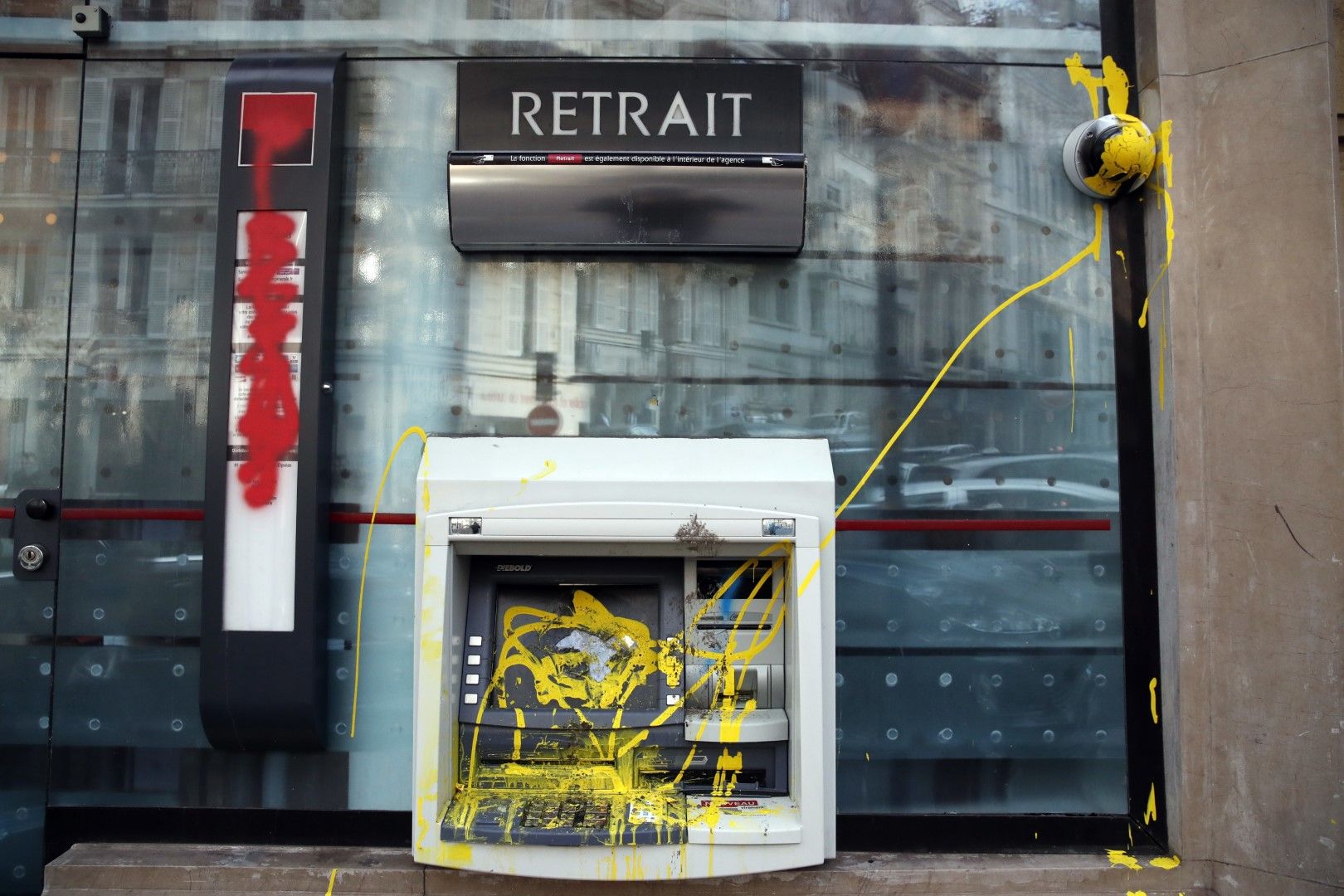 Напръскан с боя банкомат в Париж