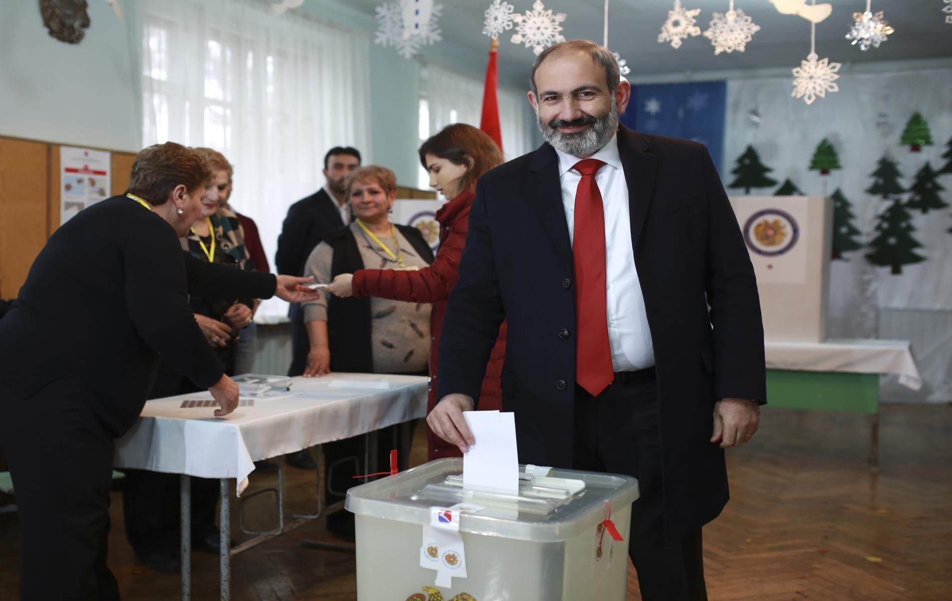 Никол Пашинян гласува на изборите