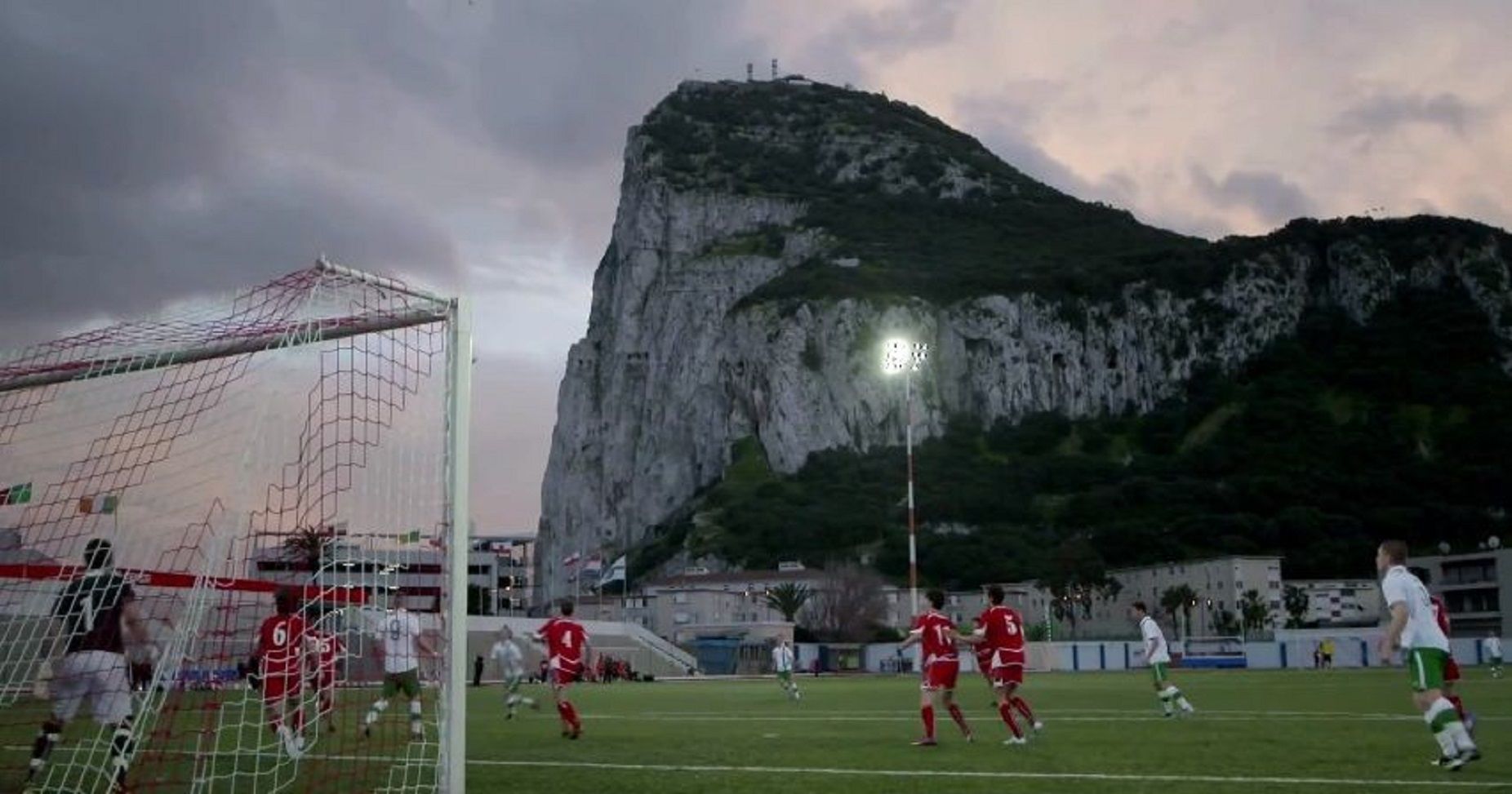 Стадионът в Гибралтар под емблематичната скала