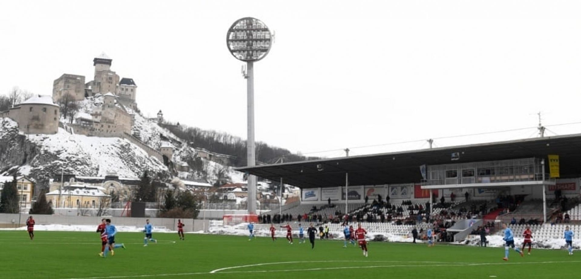 Старият стадион на словашкия Тренчин е сякаш в задния двор на замъка