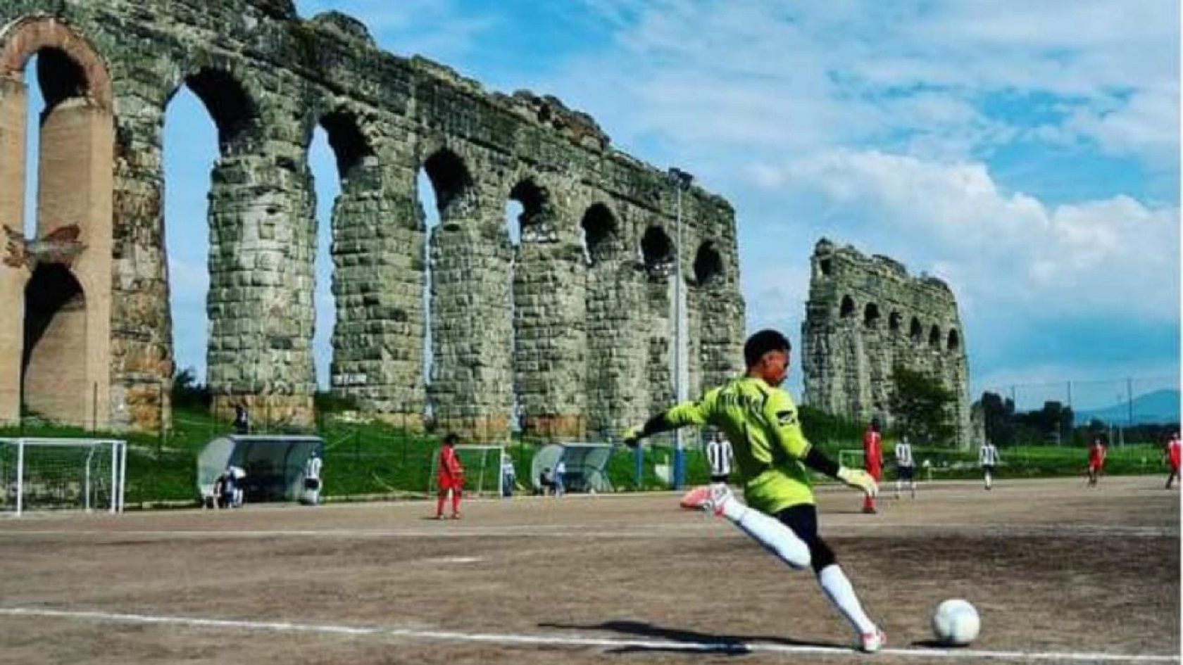 Всички знаят за "Стадио Олимпико" в Рим, но не и за игрището на Атлетико Дирити, аматьорски тим съставен от бежанци и бивши затворници.