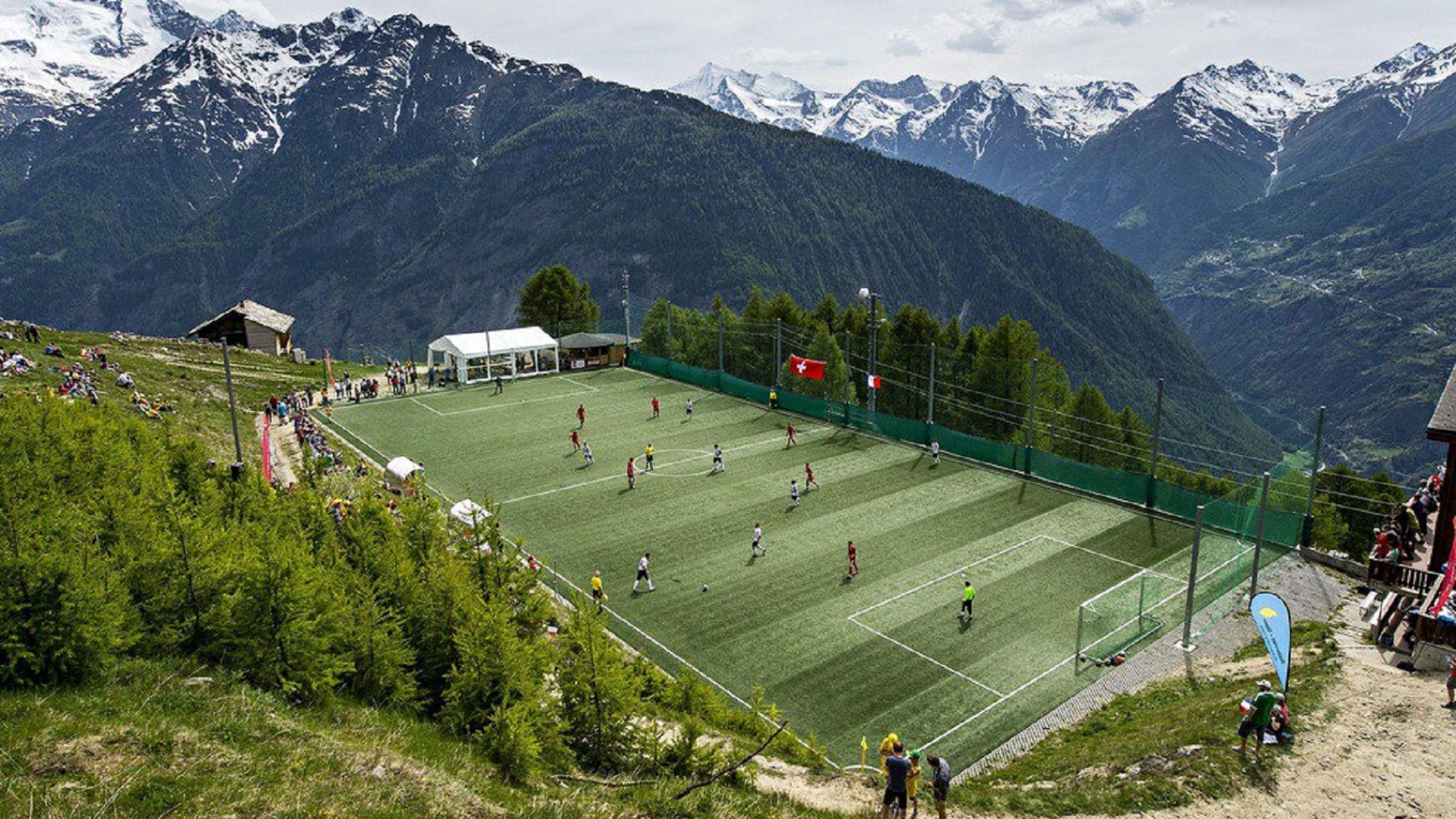 Най-удивителните места за футбол - от гара Бов до Гренландия (галерия)