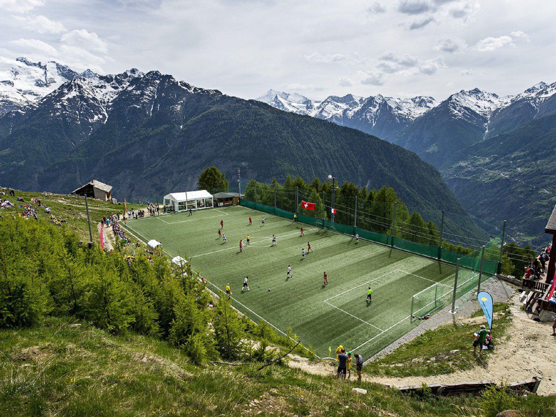 Стадион "Отмар Хицфелд" в швейцарските Алпи е с най-голяма надморска височина в Европа.