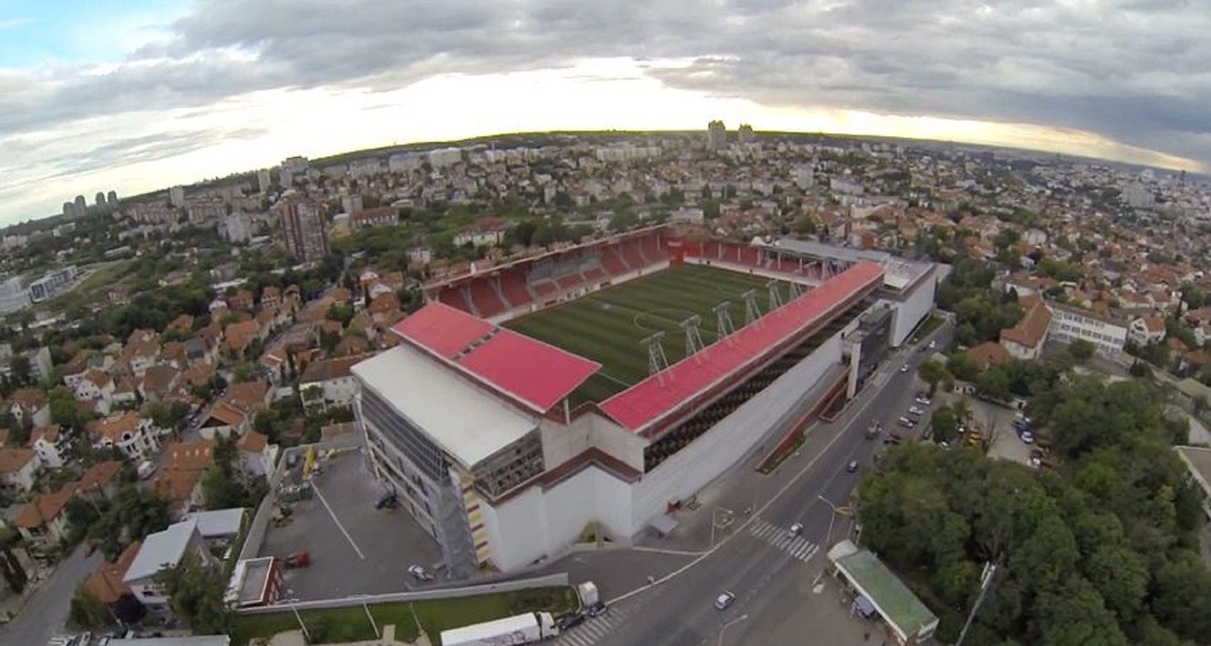 Стадионът на елитния сръбски Вождовац "е кацнал" на покрива на белградски търговски център.