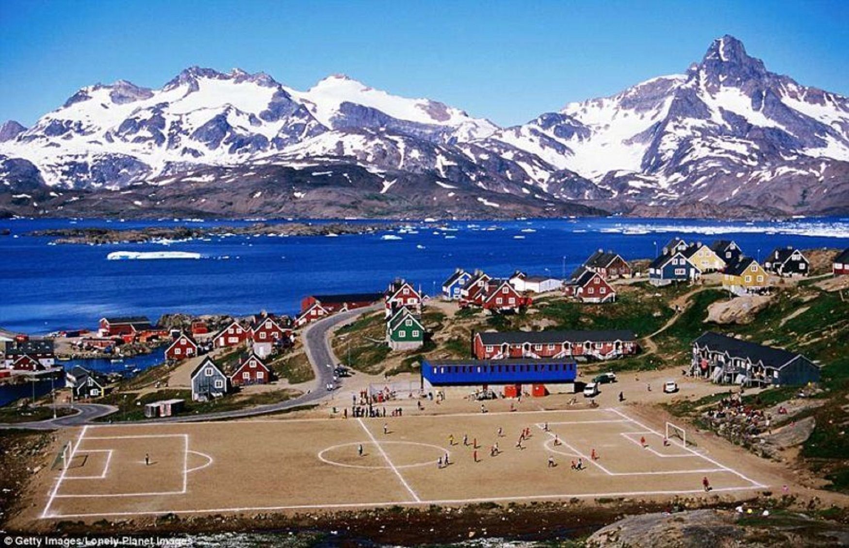 В Гренландия трева не расте, но това не спира местните да практикуват футбол