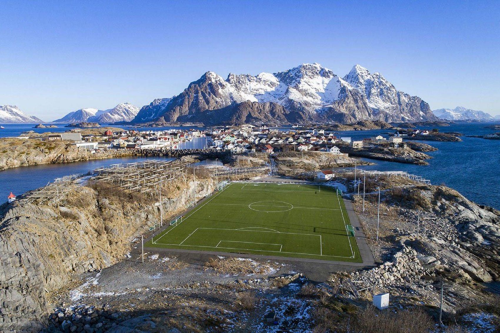 Невероятна гледка от този стадион в Норвегия