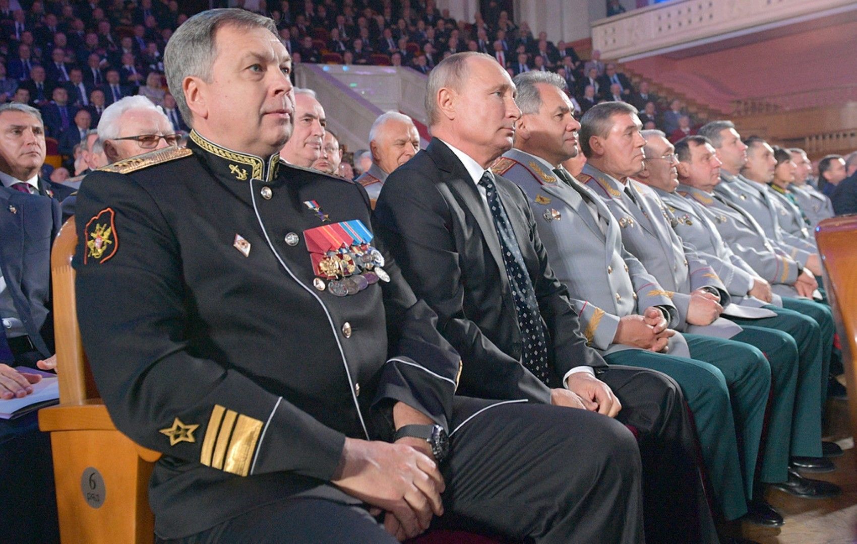 Игор Костюков на преден план, заедно с Владимир Путин