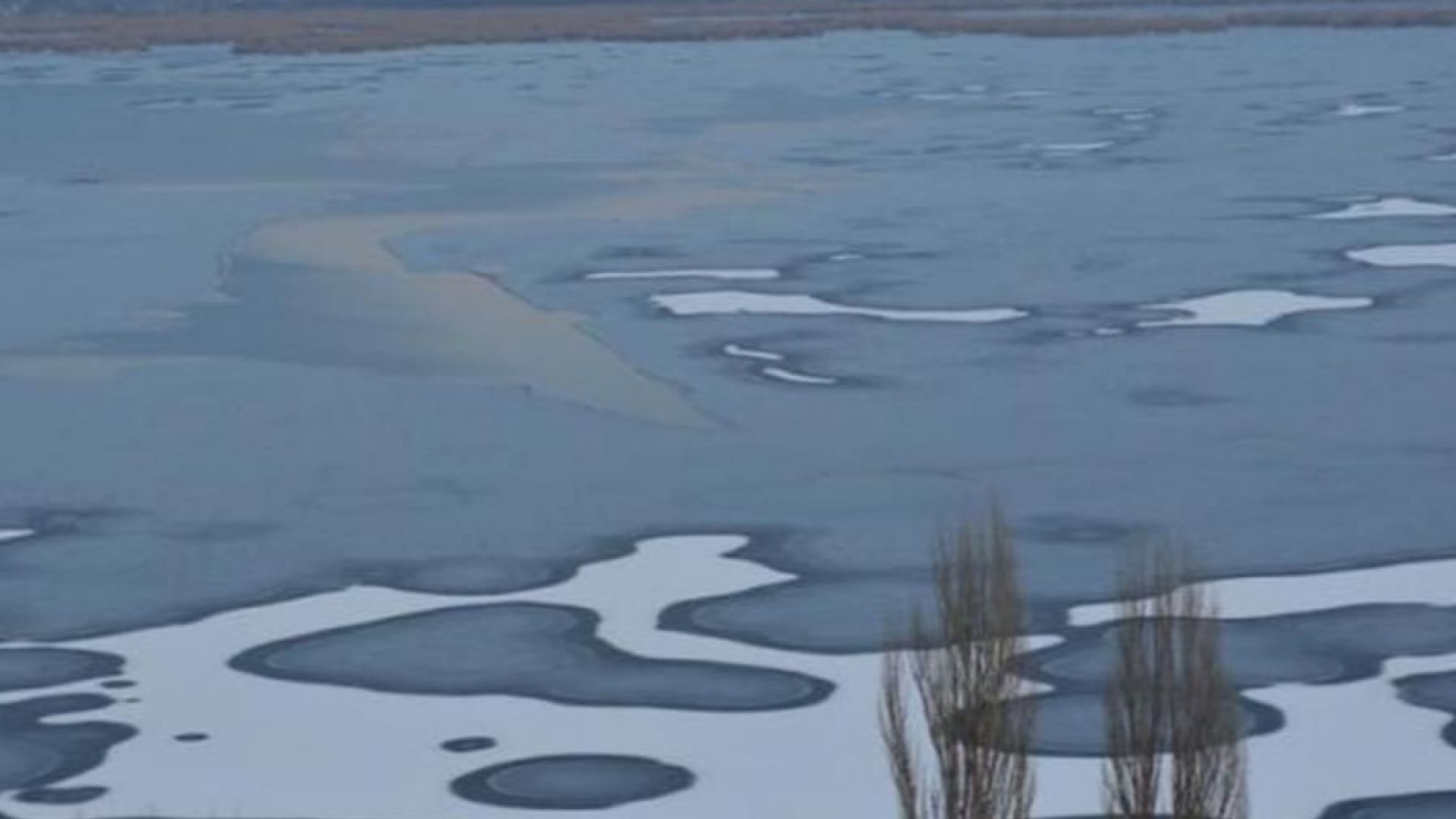 Езерото Сребърна замръзна. Дебелината на ледената покривка е около 7