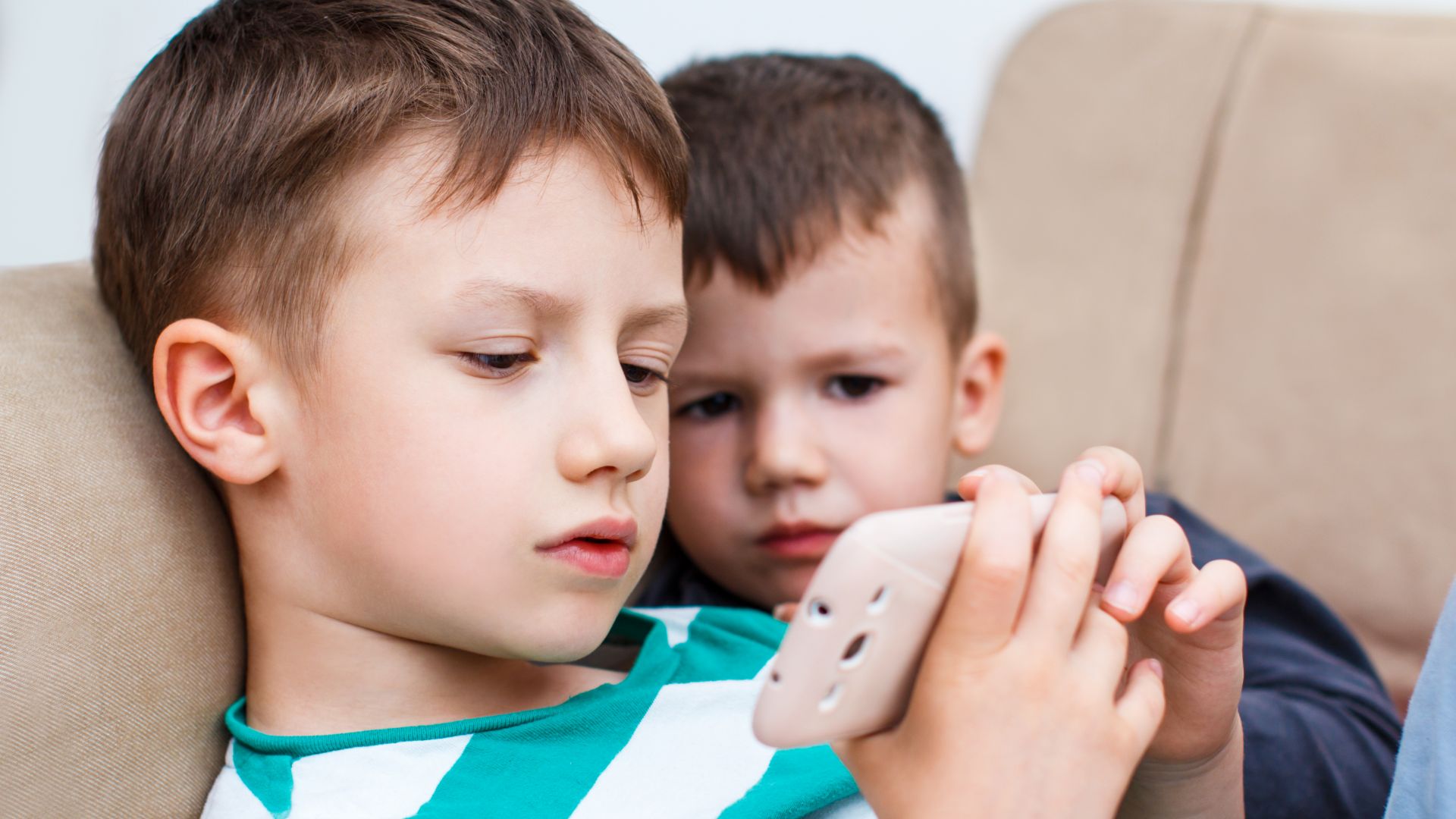 Откриха промени в мозъците на децата от смартфоните