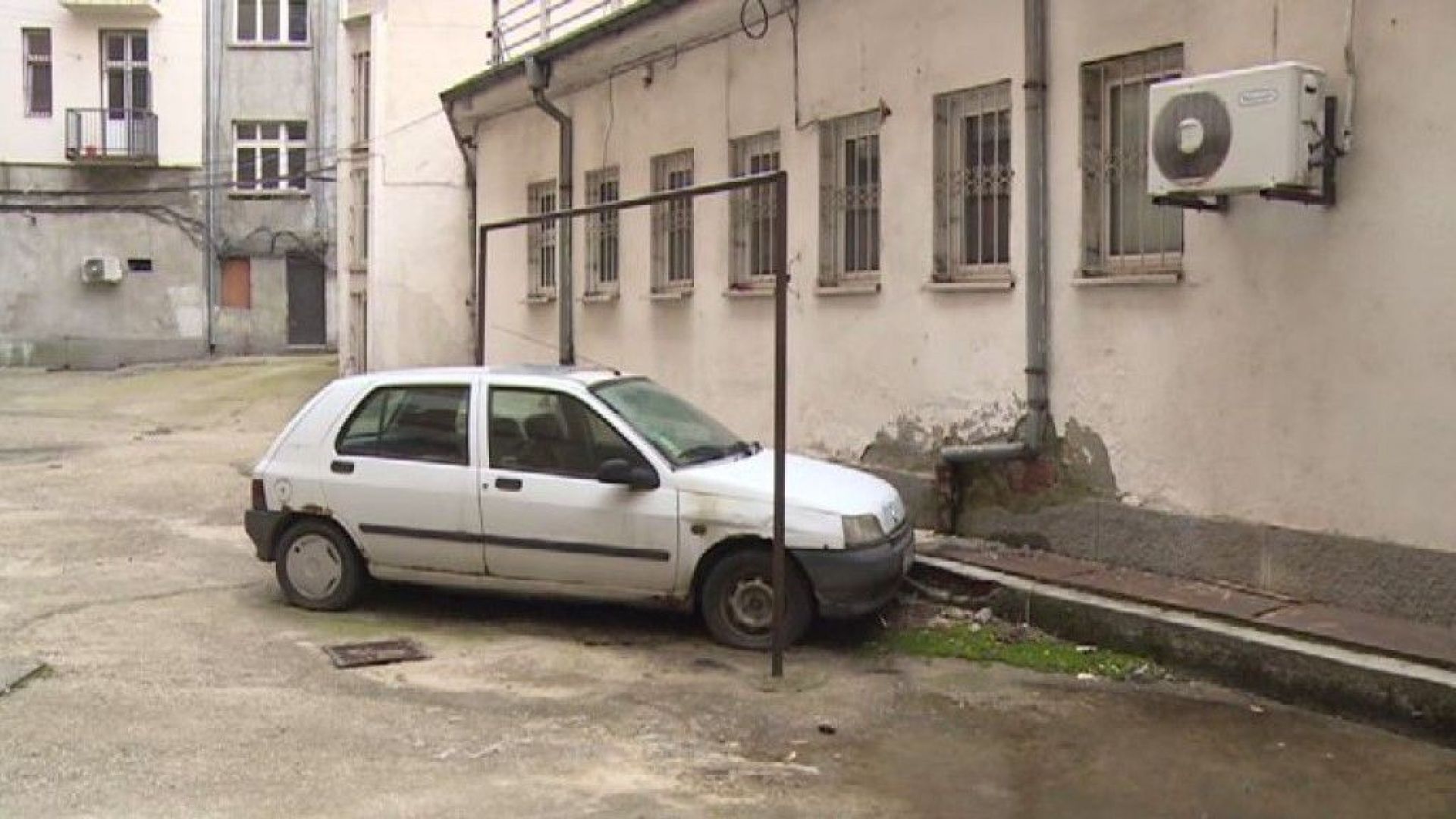 Куриоз в центъра на София: Кола се оказа зазидана във вътрешен двор