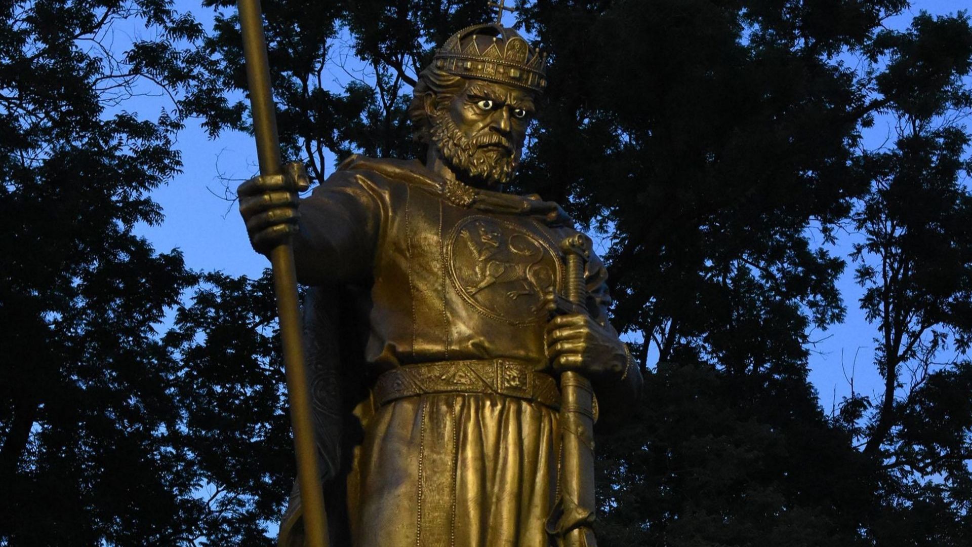 Очите на паметника на Цар Самуил в София угаснаха окончателно