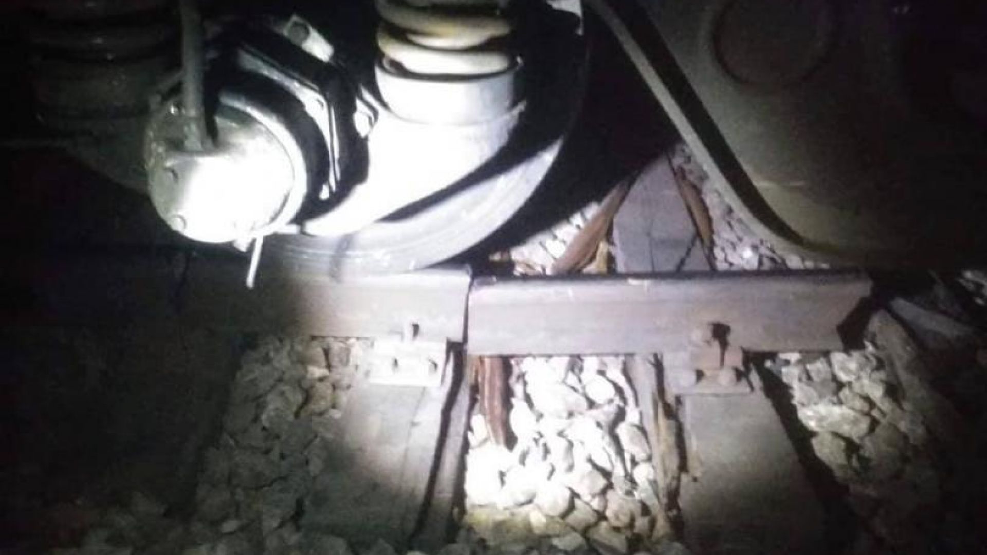 Счупени релси са довели до дерайлирането на влака София-Варна