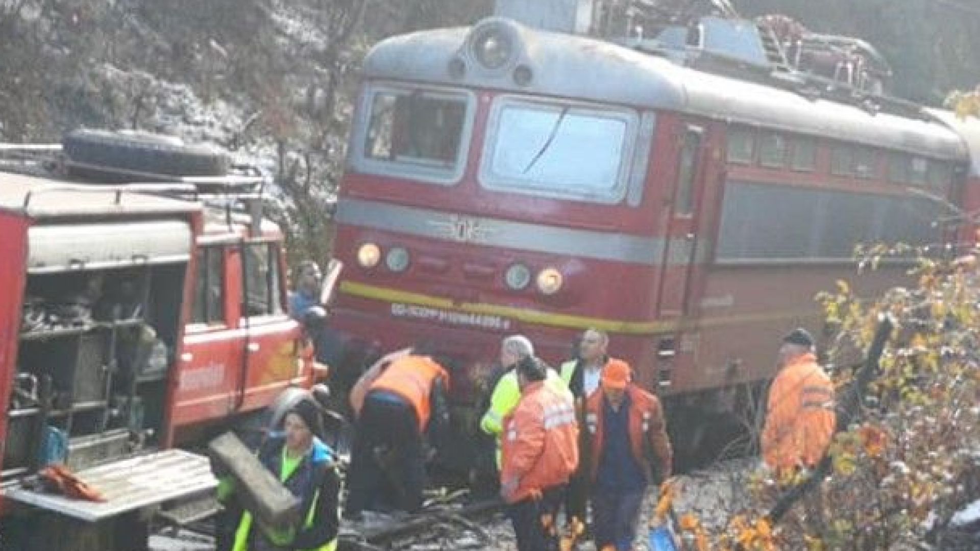 Бързият влак по линията София Варна дерайлира в участъка между гарите