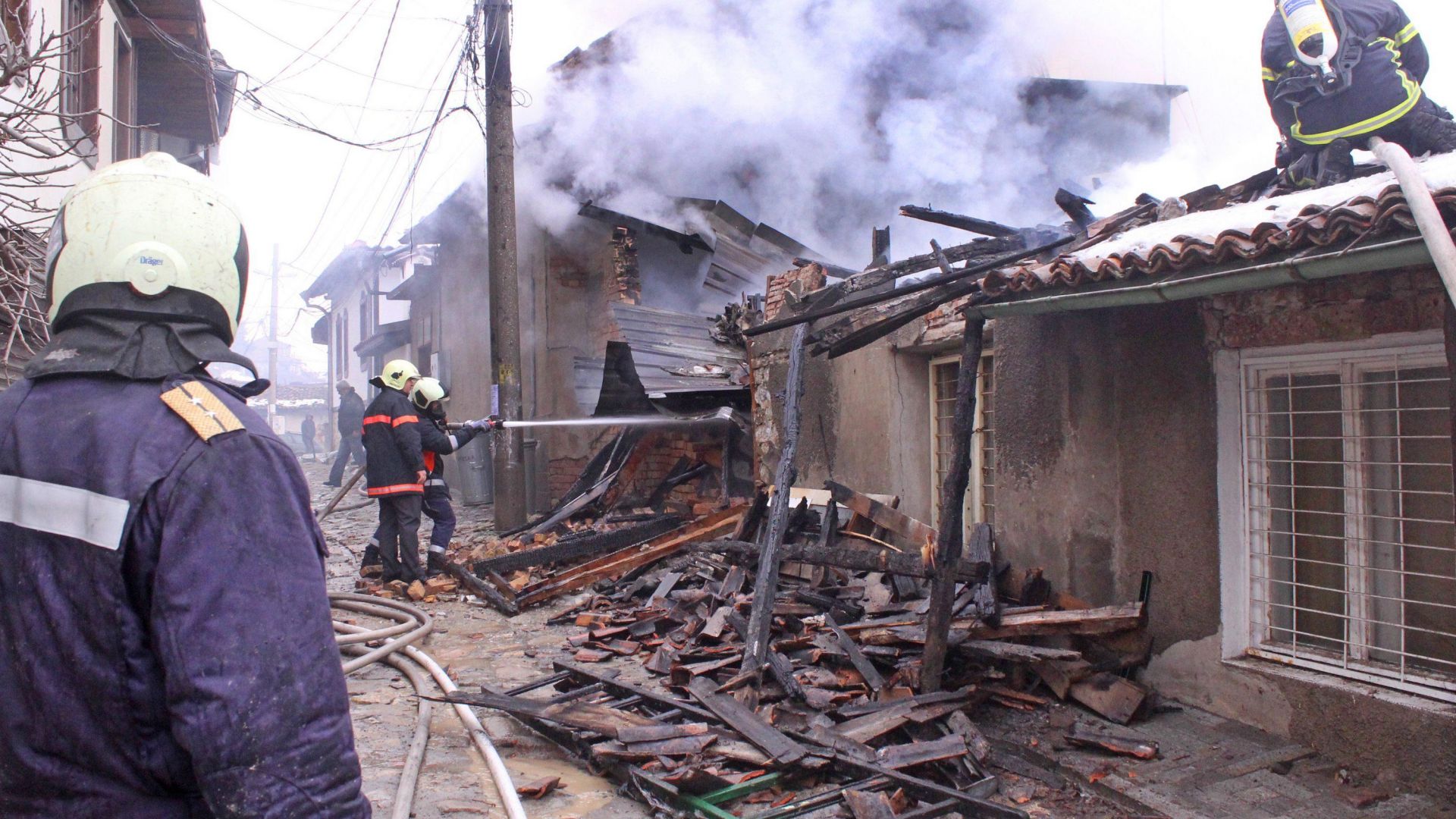 Пожар изпепели четири къщи във Велико Търново