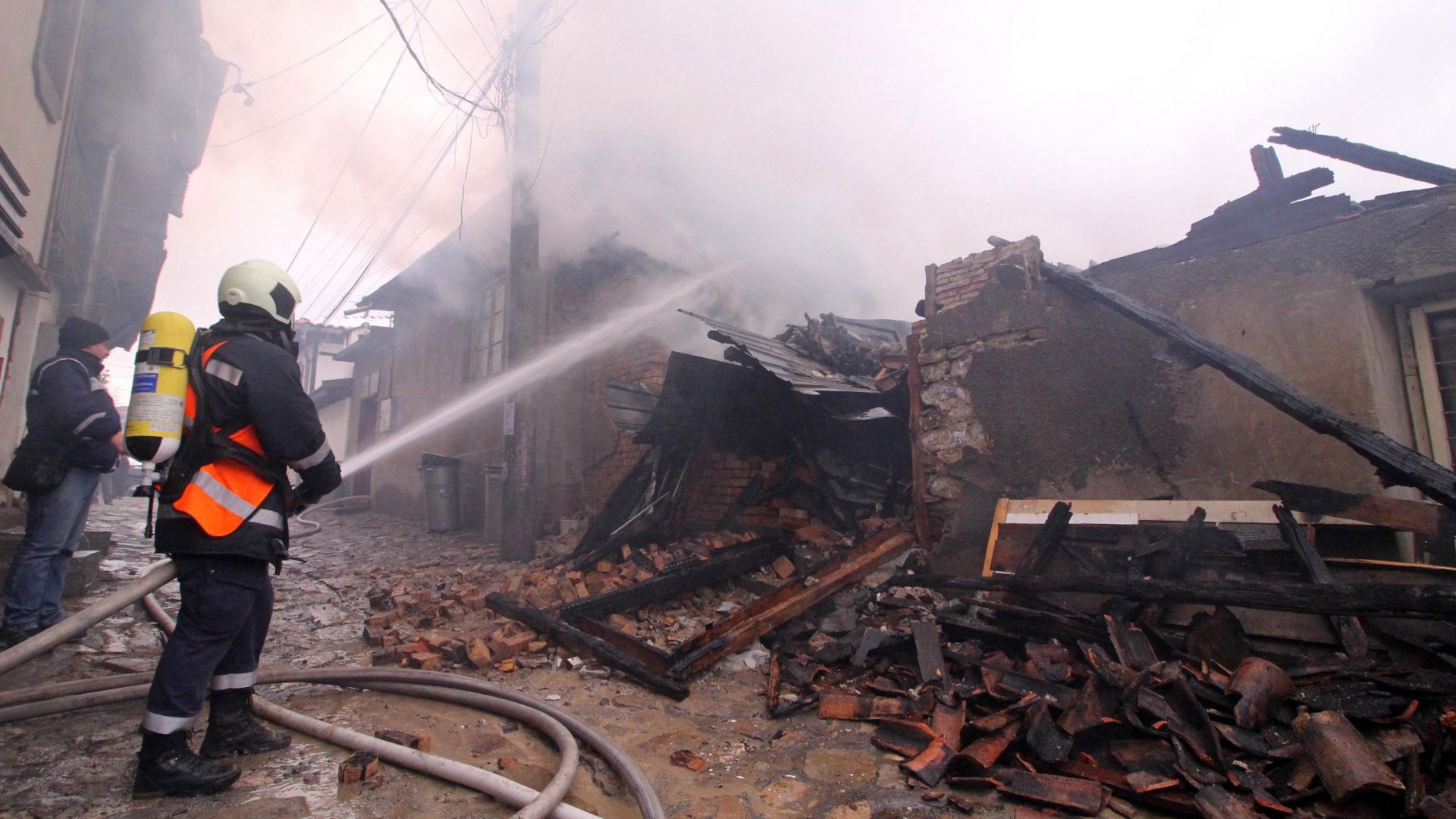 Тази нощ къщата на адвоката Ирен Савова е била подпалена.