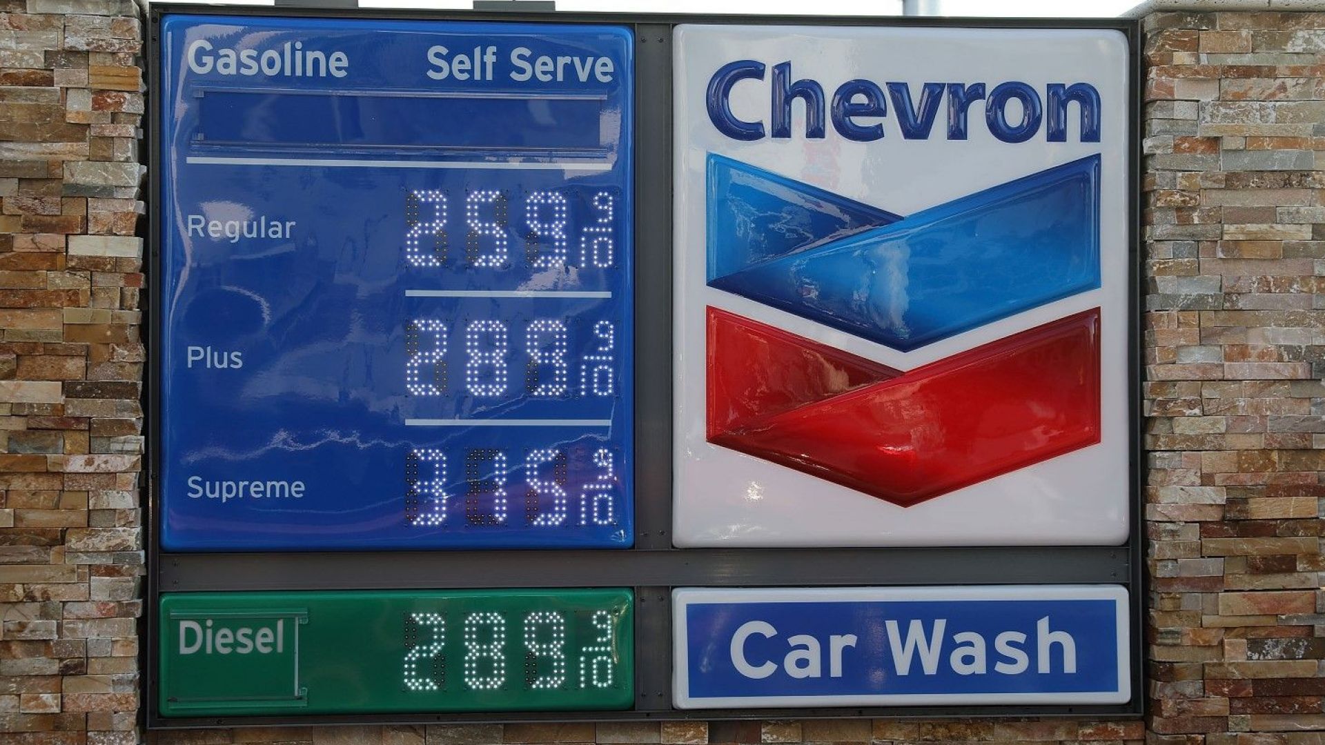 Бензинът в САЩ поевтиня до $2.51 за галон