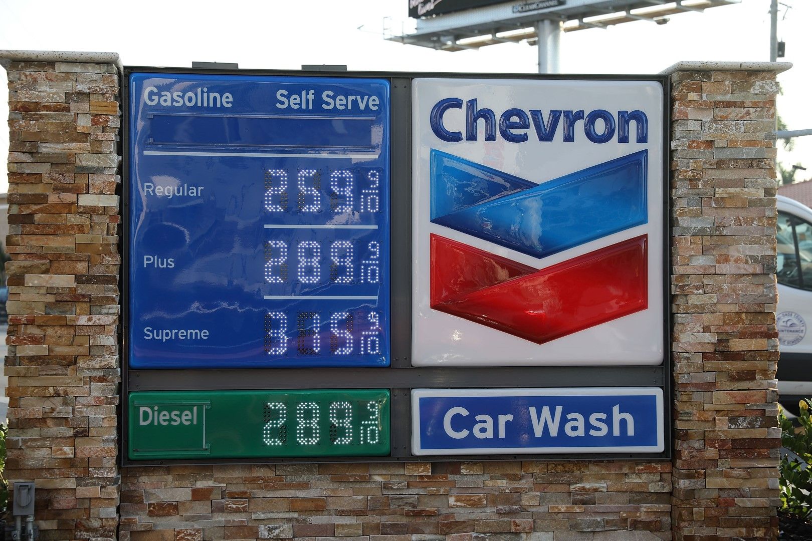 Евтин бензин си купуват американците