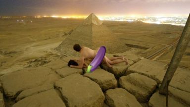 Международен секс скандал избухна на върха на Голямата пирамида в Гиза (снимки)