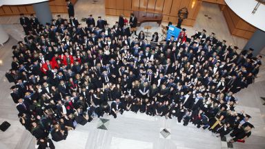 Българи получиха дипломите си от световен топ университет