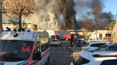 Голям пожар в завод за преработка на отпадъци в Рим (видео)