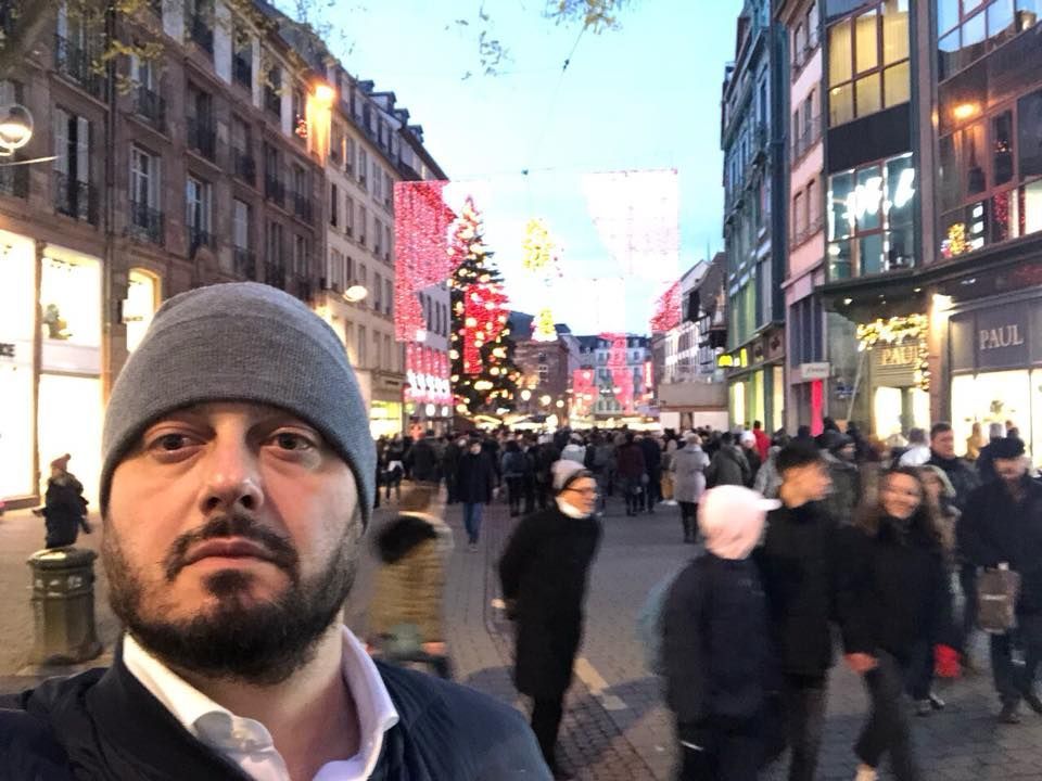 Само минути след като бяхме тук в центъра на Страсбург на Коледния базар, избухна стрелба,написа Николай Бареков