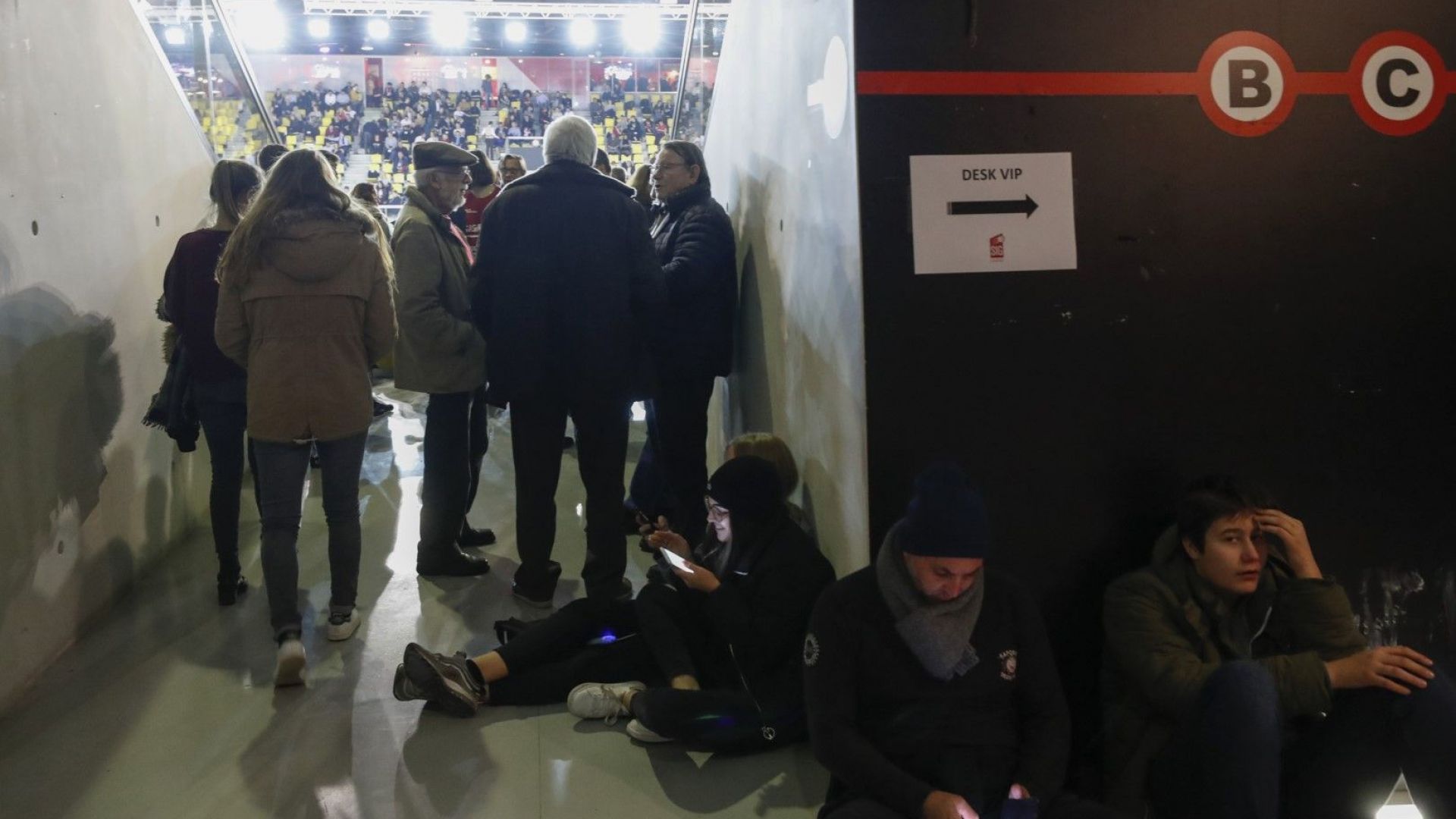 Хиляди хора евакуирани от спортни зали, театри и магазини в Страсбург 