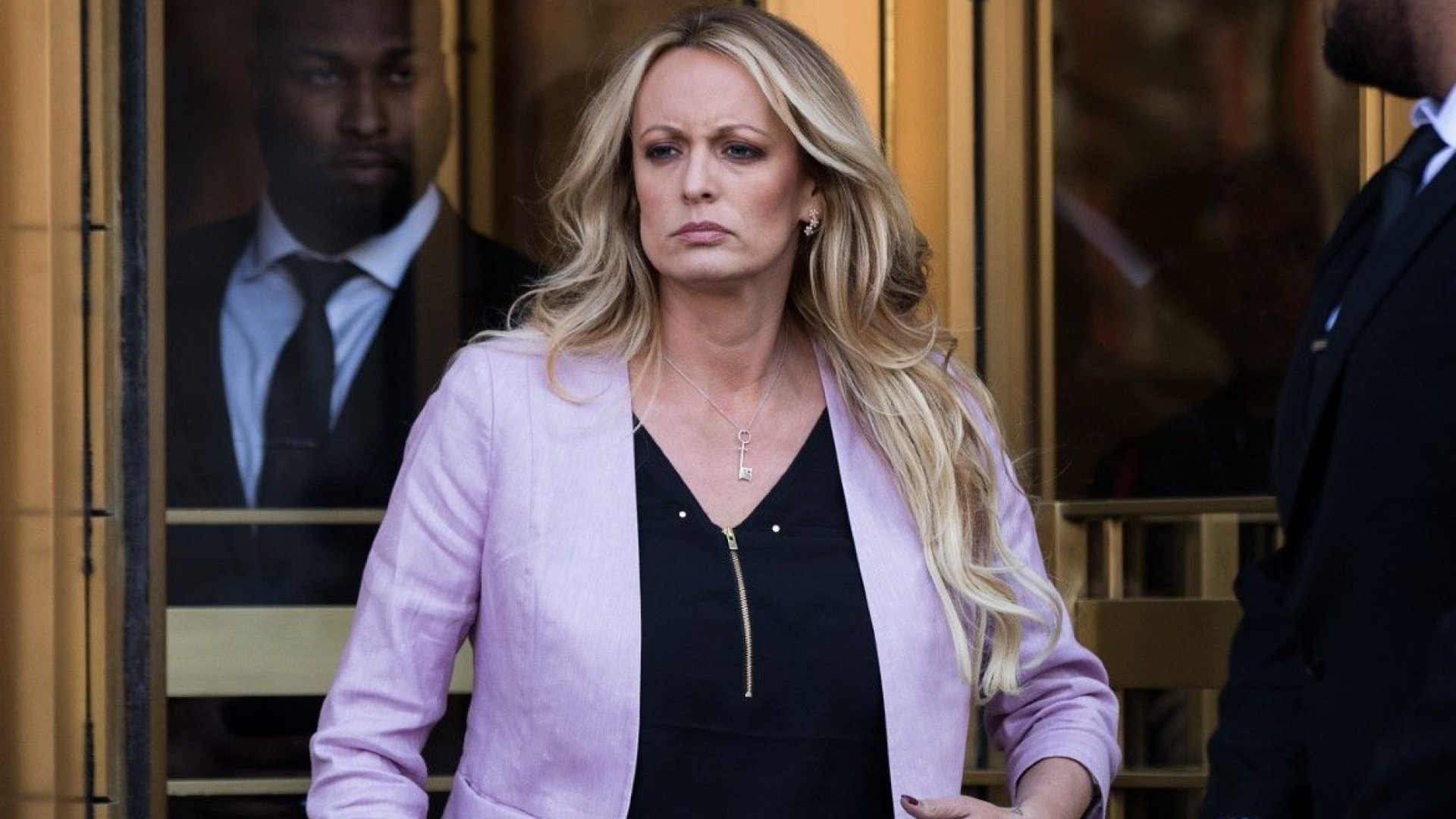 Федерален съдия нареди порнозвездата Сторми Даниълс да плати на Доналд