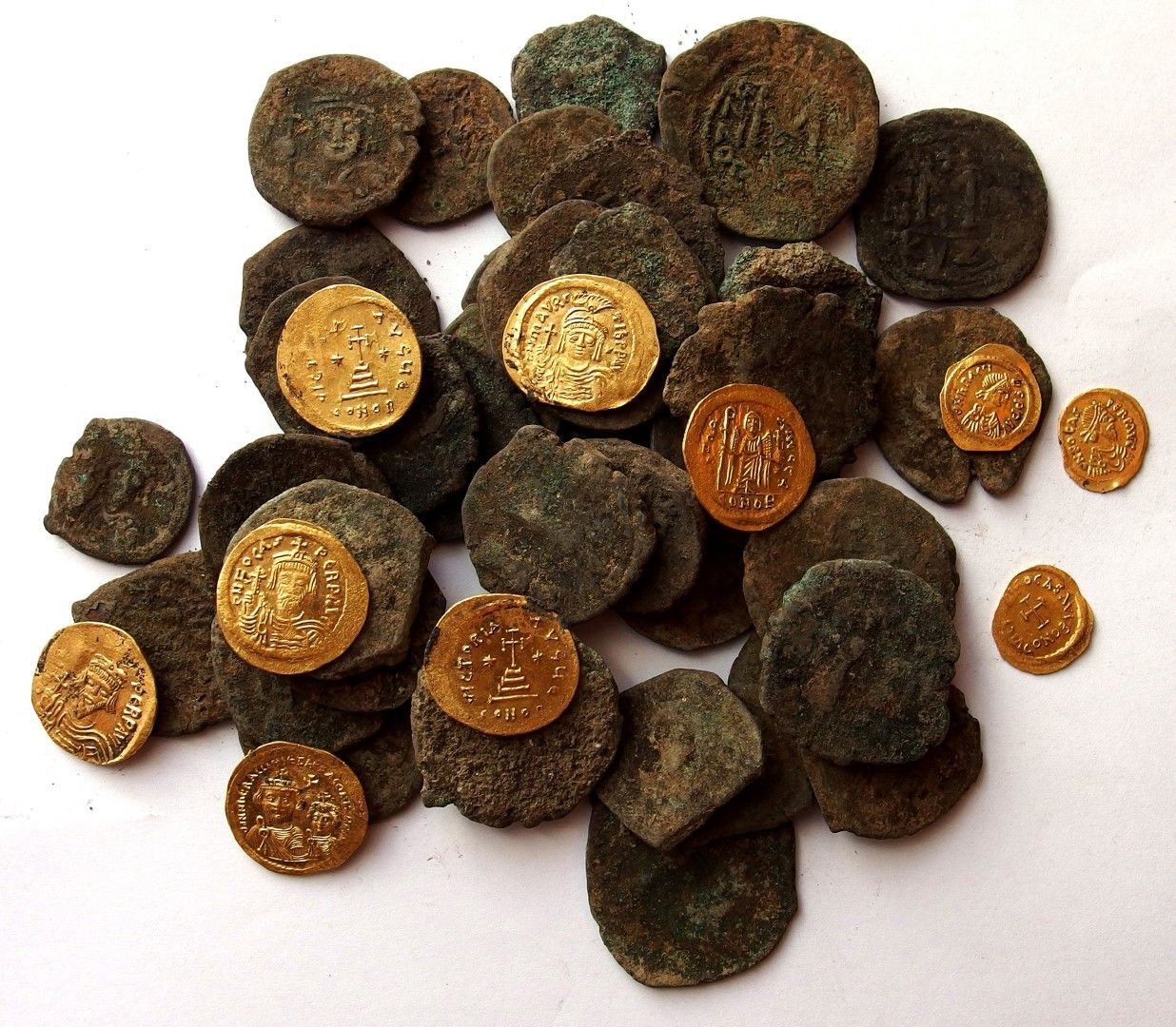Хрисосотира - бронзови и златни монети от сграда №18