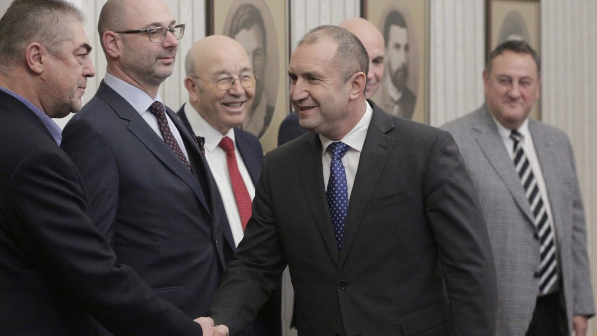 Виж още Строителите разположиха 1000 машини на Цариградско шосе снимки