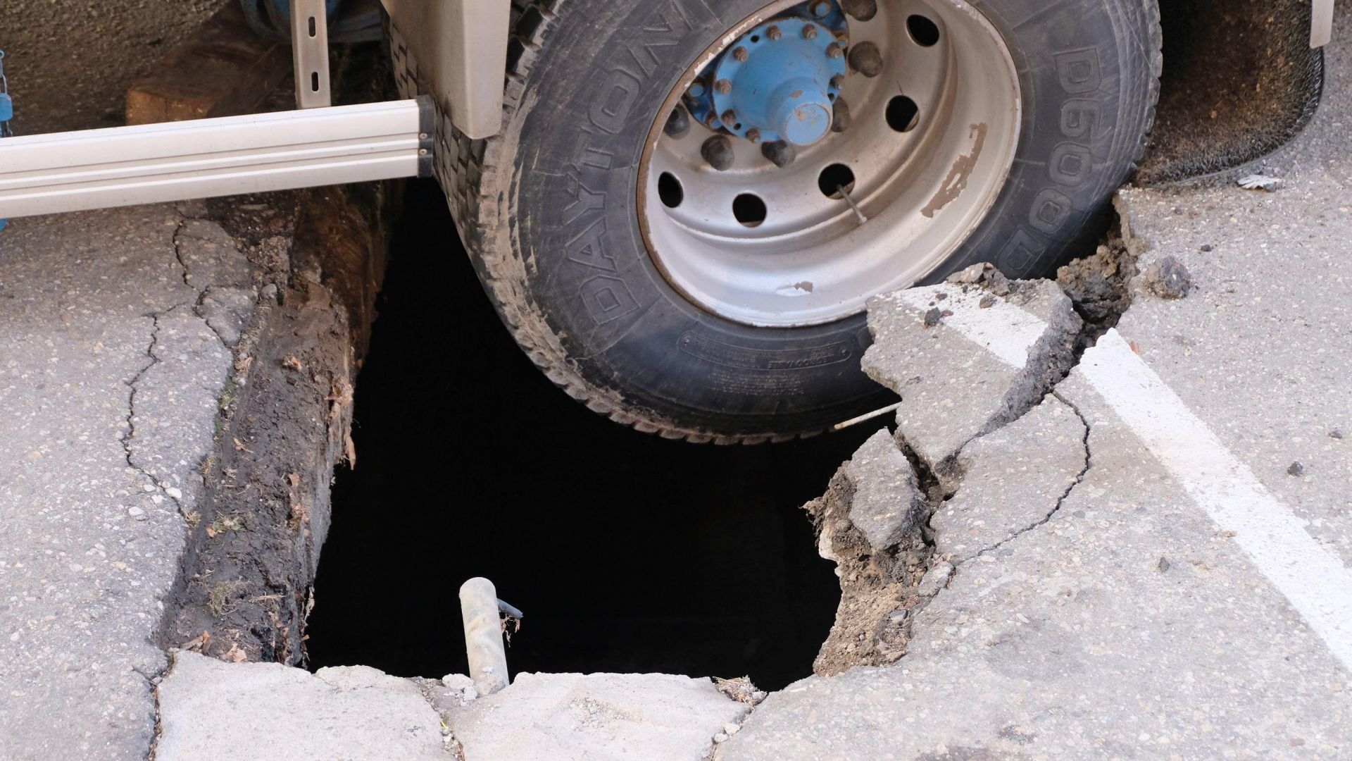 Товарен автомобил Скания със софийска регистрация пропадна на паркинг в