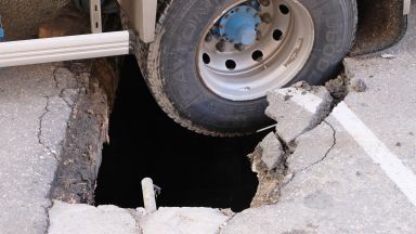 Камион пропадна на паркинг в Благоевград (снимки)