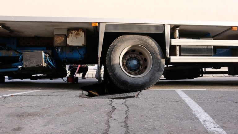 Камион изля над тон гориво в София. Инцидентът стана зад