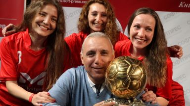 Стоичков показа "Златната топка" пред фенове в НДК