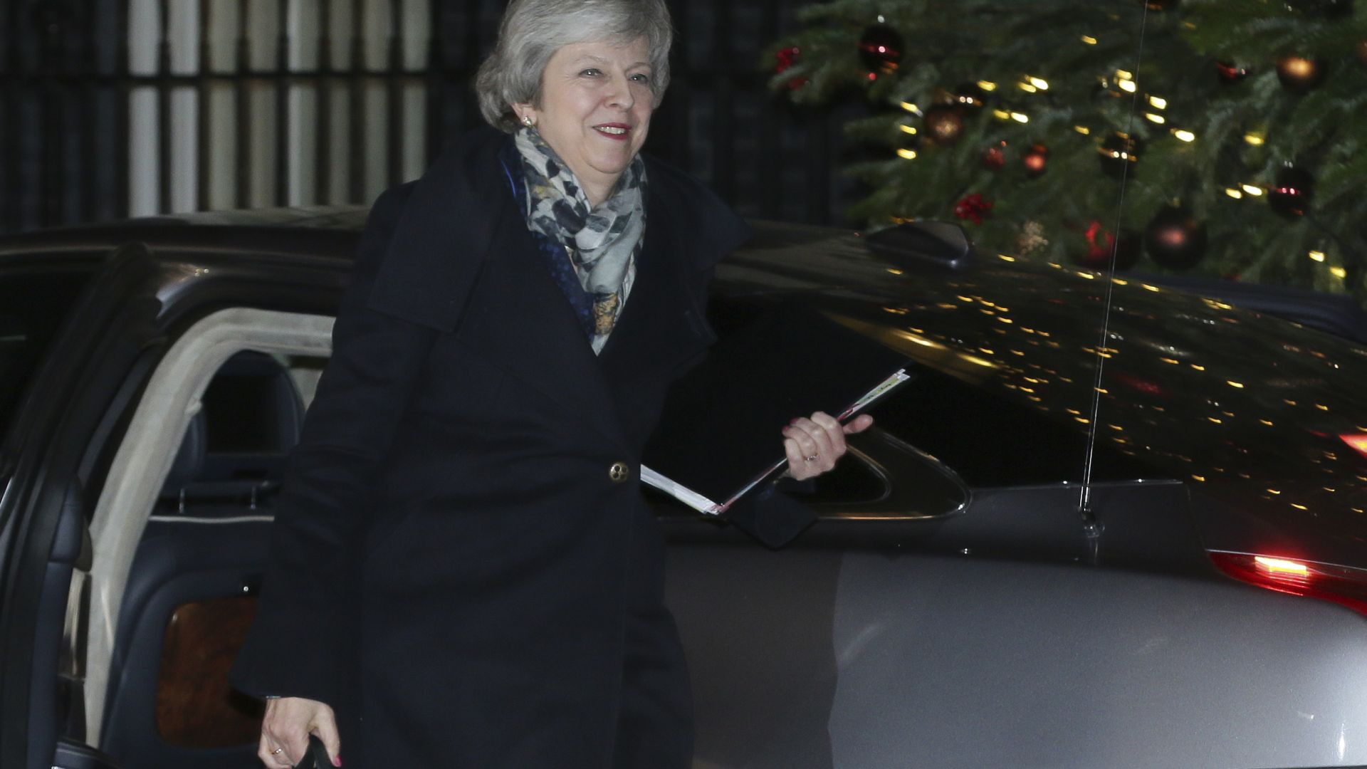 Британският премиер Тереза Мейпечели вота на доверие в парламента След